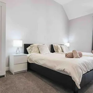 https://poppy-luxury-two-bed-cottage-with-private-hot-tub.yorkshirehotels.net